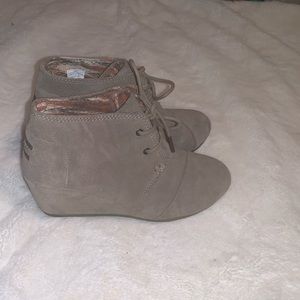 TOMS• Suede wedge booties• Taupe •7
